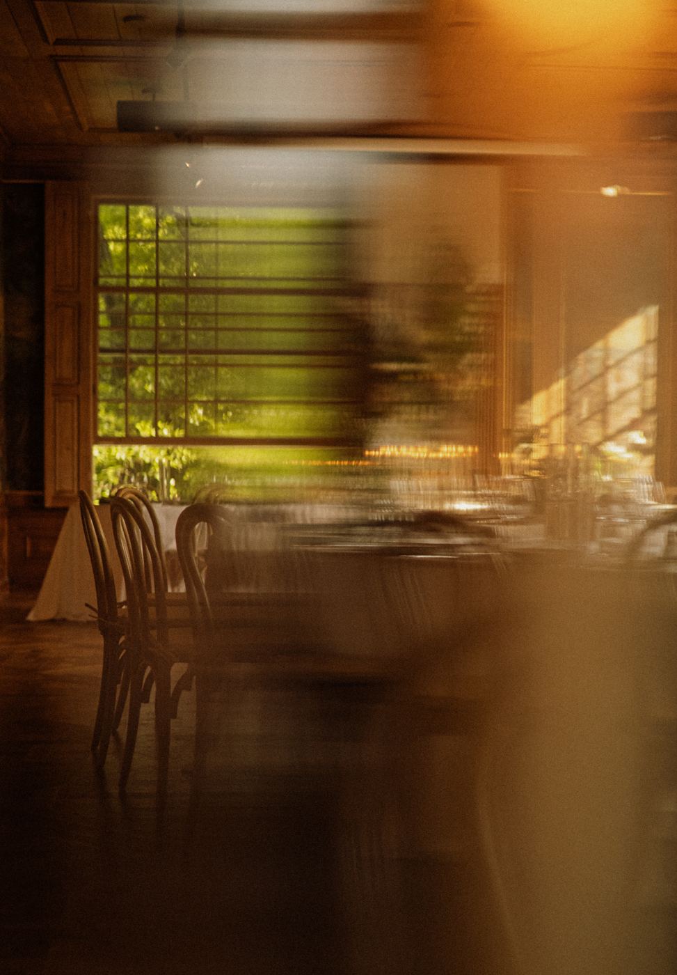 Interieur in warm avondlicht, in beweging gefotografeerd